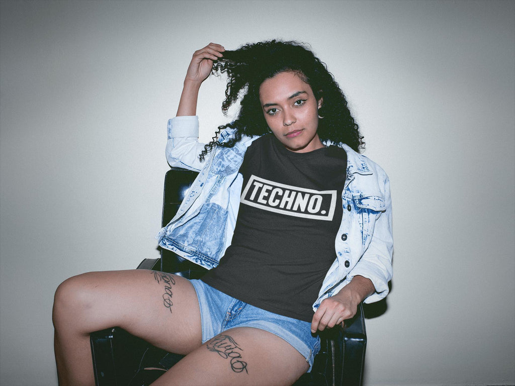 Frau mit Techno T-Shirt von Technostoff