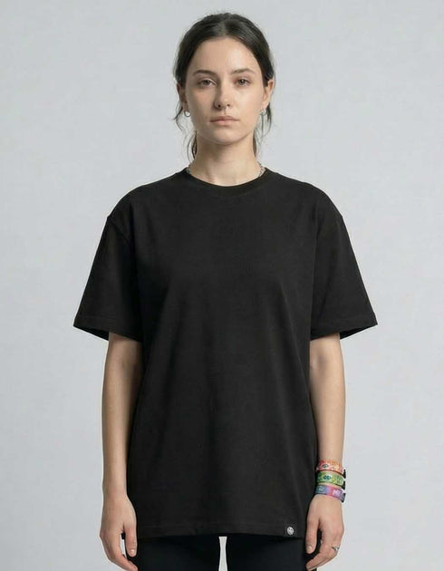 Schwarzes No Fame oversized T-Shirt mit schwarzem Aufdruck, weibliches Model Frontansicht