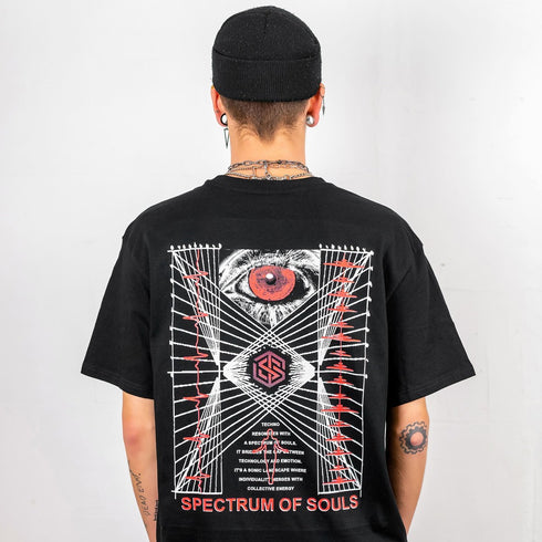 Spectrum Of Souls oversized T-Shirt von hinten fotografiert, getragen von einem Raver