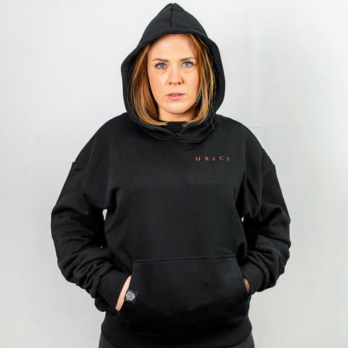 "Unity" Ultra Heavy Hoodie in schwarz von Technostoff, Vorderansicht, getragen von Raver Girl