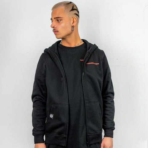 "Red Headed" Premium Zip Hoodie von Technostoff in schwarz, Vorderansicht, getragen von einem Raver