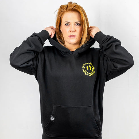 "Felicimo" Ultra Heavy Hoodie in schwarz von Technostoff, Vorderansicht, getragen von Raver Girl
