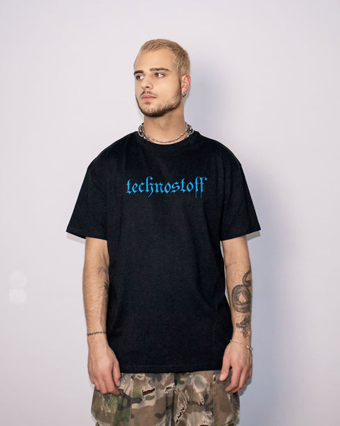 Inner Demon Techno T-Shirt oversized in schwarz für Raver, Mann von vorne fotografiert
