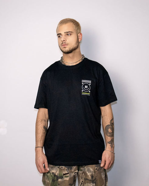 Technostoff "Minimalism" oversized T-Shirt von vorne in schwarz, getragen von einem Mann