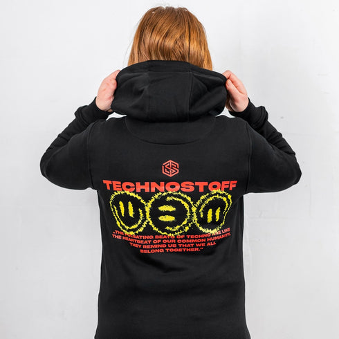 Raver Girl mit "Off Track" Premium Hoodie in schwarz von Technostoff, Rückansicht