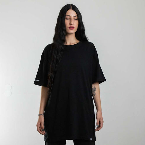 schwarzes oversized "Stoff hoch 4" Raver T-Shirt von vorne, getragen von einer Frau