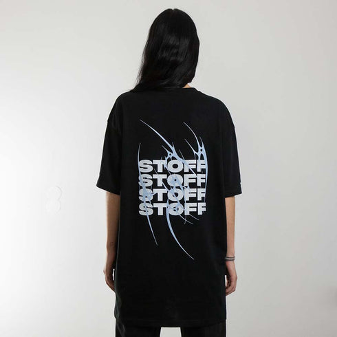 schwarzes oversized "Stoff hoch 4" Raver T-Shirt von hinten, getragen von einer Frau