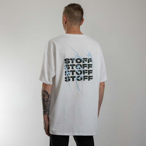 weißes Stoff4 T-Shirt von Technostoff, fotografiert von hinten, getragen von einem Techno Fan