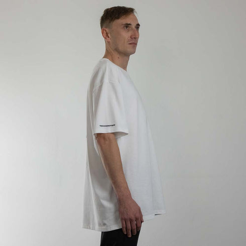 weißes oversized "Stoff hoch 4" Raver T-Shirt von der Seite, getragen von einem Mann