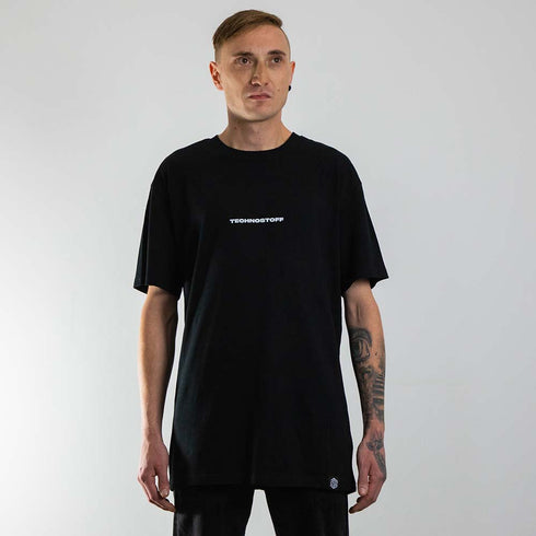 schwarzes oversized "Beyond Sound" Raver T-Shirt von vorne, getragen von einem Mann