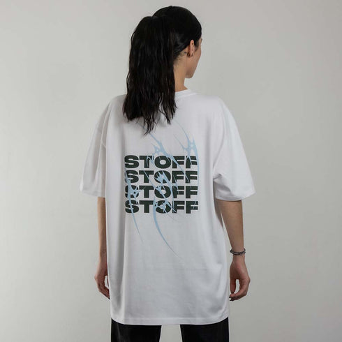 weißes oversized "Stoff hoch 4" Raver T-Shirt von hinten, getragen von einer Frau