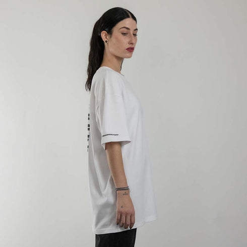 weißes oversized "Stoff hoch 4" Raver T-Shirt von der Seite, getragen von einer Frau