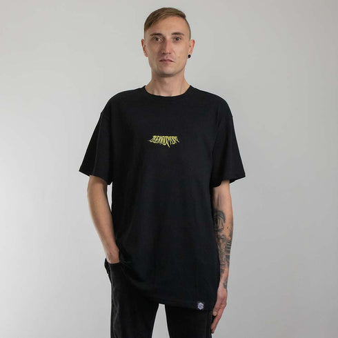 schwarzes oversized "Techno Tribe Circle" Raver T-Shirt von vorne, getragen von einem Mann