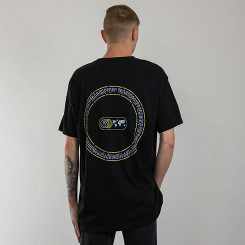 schwarzes oversized "Techno Tribe Circle" Raver T-Shirt von hinten, getragen von einem Mann