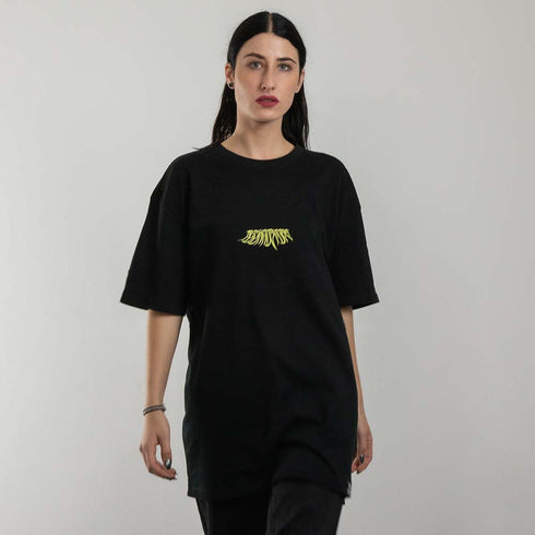 schwarzes oversized "Techno Tribe Circle" Raver T-Shirt von vorne, getragen von einer Frau