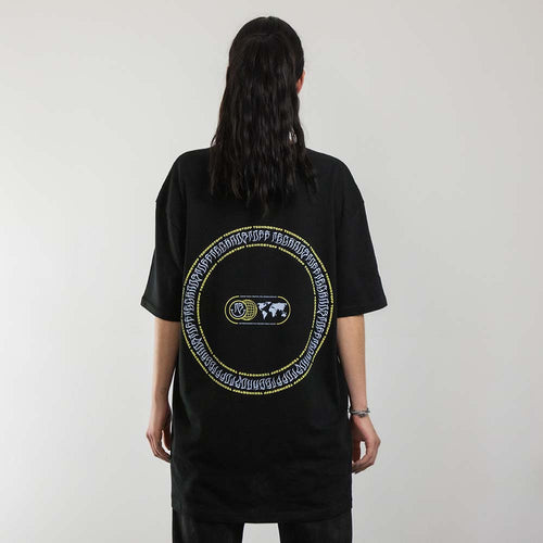 Technostoff Tribe Circle T-Shirt als oversized Cut, getragen von Raver Girl