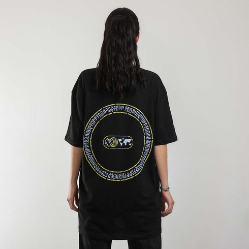 schwarzes oversized "Techno Tribe Circle" Raver T-Shirt von hinten, getragen von einer Frau
