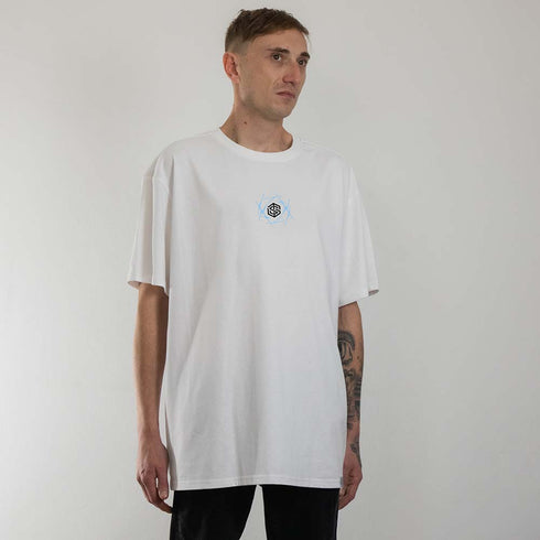 weißes oversized "Plato told" Raver T-Shirt von vorne, getragen von einem Mann