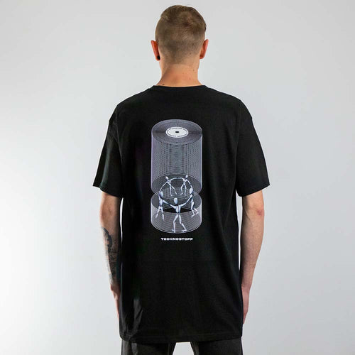 Raver mit schwarzem Techno T-Shirt mit "Beyond Sound" Motiv von Technostoff