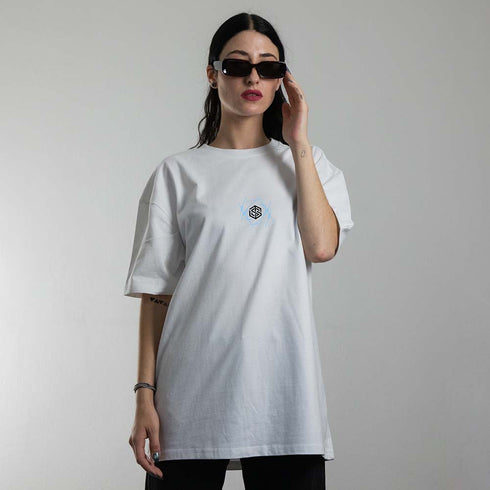 weißes oversized "Plato told" Raver T-Shirt von vorne, getragen von einer Frau