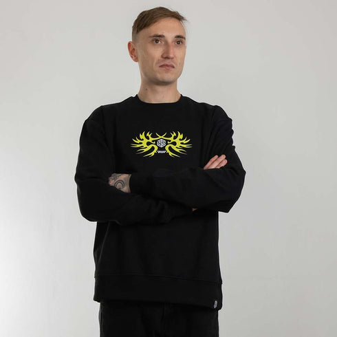 schwarzer oversized "Plato Told" Raver Sweater von vorne, getragen von einem Mann mit verschränkten Armen