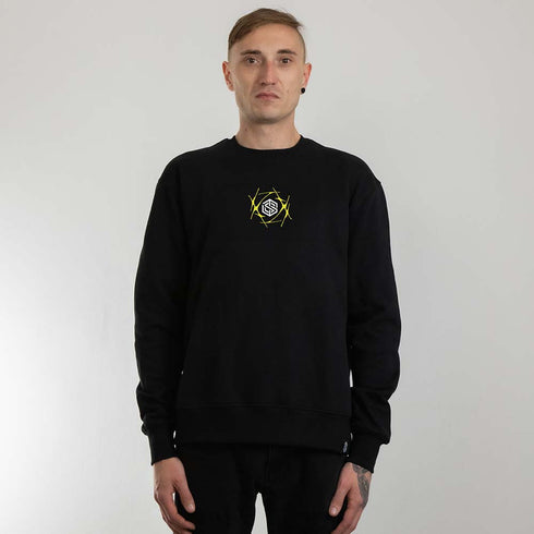 schwarzer oversized "Plato Told" Raver Sweater von vorne, getragen von einem Mann mit hängenden Armen