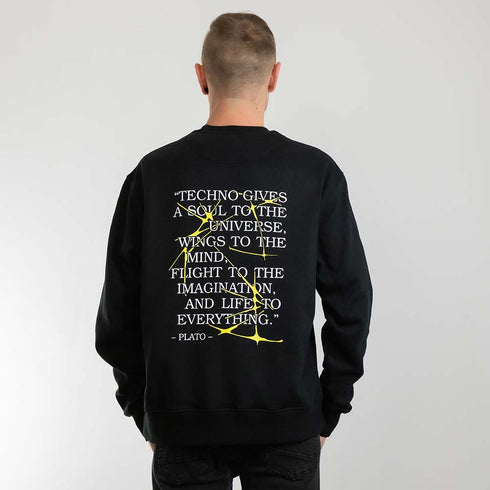 schwarzer oversized "Plato Told" Raver Sweater von hinten, getragen von einem Mann
