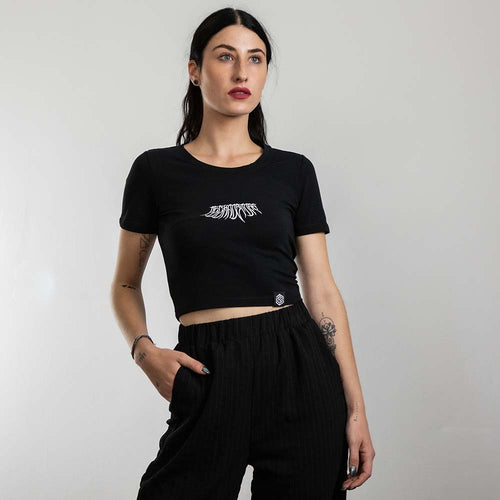 Rave Girl mit schwarzen Haaren, trägt "Decay" Crop Top von Technostoff in schwarz
