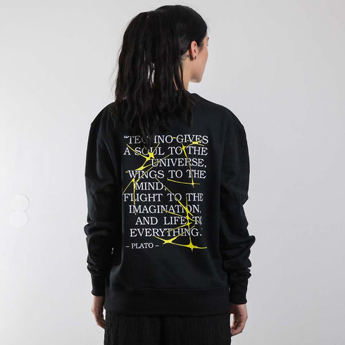 schwarzer oversized "Plato Told" Raver Sweater von hinten, getragen von einer Frau