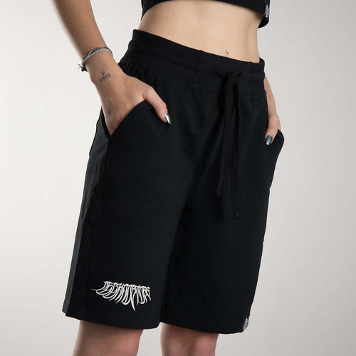 Rave Girl mit schwarzer Decay Shorts von Technostoff