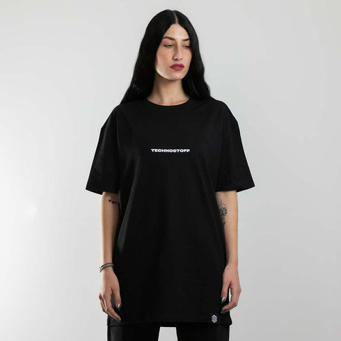 schwarzes oversized "Beyond Sound" Raver T-Shirt von vorne, getragen von einer Frau