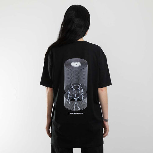 schwarzes oversized "Beyond Sound" Raver T-Shirt von hinten, getragen von einer Frau