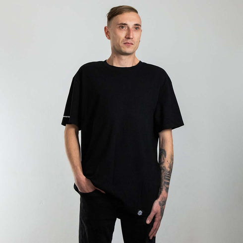 schwarzes oversized "Stoff hoch 4" Raver T-Shirt von vorne, getragen von einem Mann