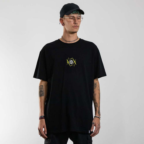 schwarzes oversized "Plato told" Raver T-Shirt von vorne, getragen von einem Mann