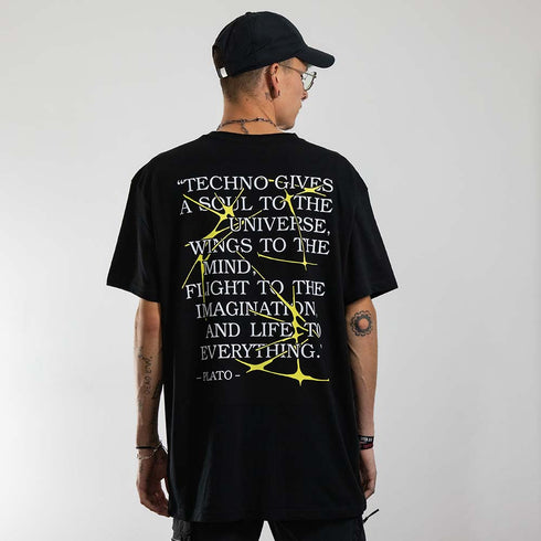 schwarzes oversized "Plato told" Raver T-Shirt von hinten, getragen von einem Mann