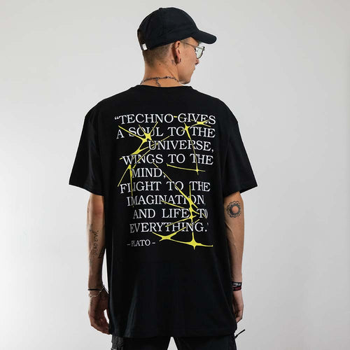 Techno T-Shirt mit abgeändertem Platon Zitat in schwarz. von hinten Fotografiert an einem Raver