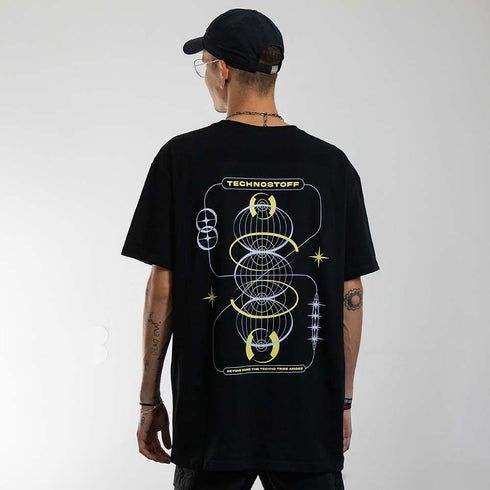 schwarzes oversized "Eternal Cycle" Raver T-Shirt von hinten, getragen von einem Mann