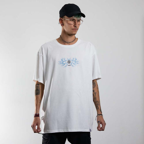weißes oversized "Technostoff Tribe" Raver T-Shirt von hinten, getragen von einem Mann