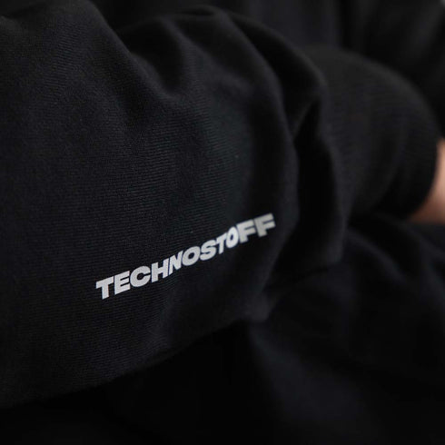 Technostoff Aufdruck in weiß auf schwarzem Ärmel von Sweater "Stoff hoch 4"