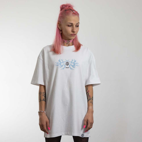 weißes oversized "Technostoff Tribe" Raver T-Shirt von vorne, getragen von einer Frau