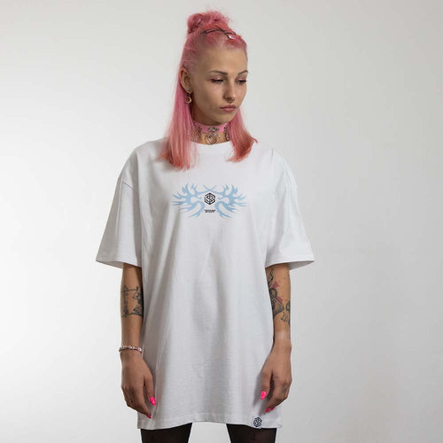 Rave Girl mit pinken Haaren in weißem Technostoff Techno T-Shirt, fotografiert von hinten vor hellem Hintergrund