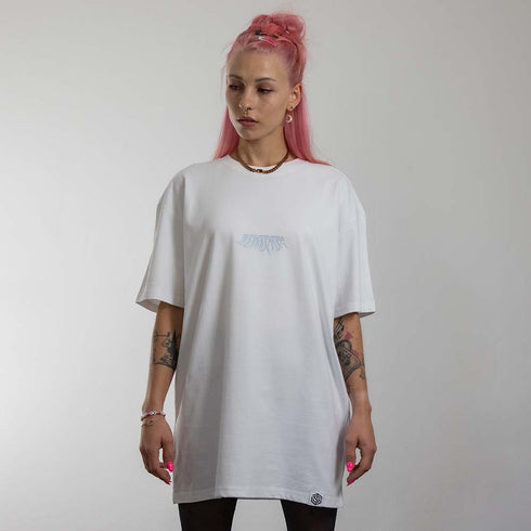 weißes oversized "Blue Decay" Raver T-Shirt von vorne, getragen von einer Frau