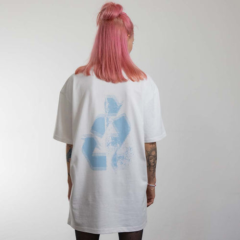 weißes oversized "Blue Decay" Raver T-Shirt von hinten, getragen von einer Frau