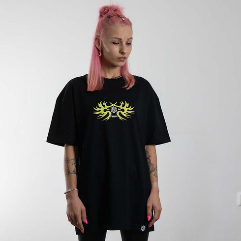 schwarzes oversized "Technostoff Tribe" Raver T-Shirt von vorne, getragen von einer Frau