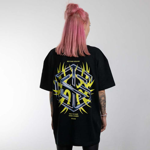schwarzes oversized "Technostoff Tribe" Raver T-Shirt von hinten, getragen von einer Frau
