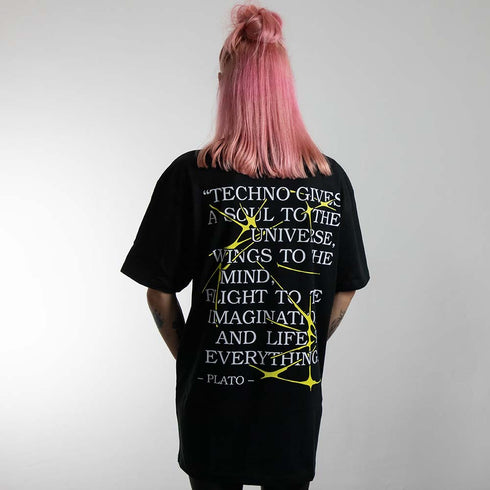 schwarzes oversized "Plato told" Raver T-Shirt von hinten, getragen von einer Frau