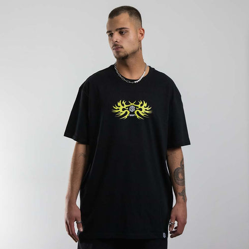 schwarzes oversized "Technostoff Tribe" Raver T-Shirt von vorne, getragen von einem Mann