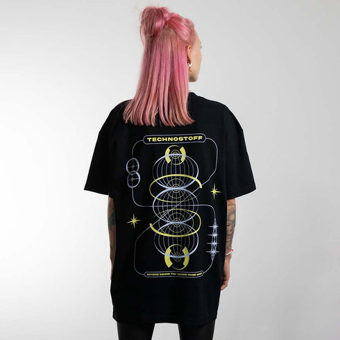 schwarzes oversized "Eternal Cycle" Raver T-Shirt von hinten, getragen von einer Frau