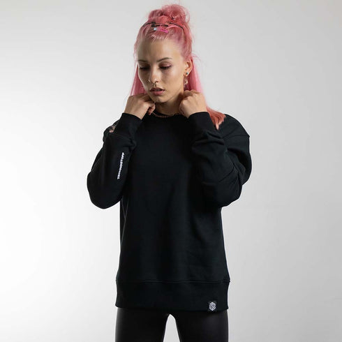 schwarzer oversized "Stoff hoch 4" Raver Sweater von vorne, getragen von einer Frau