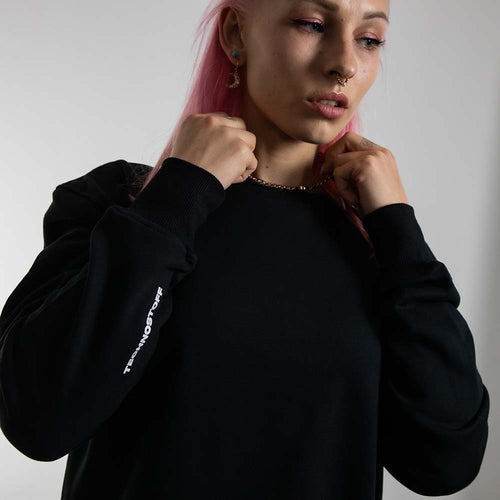 Techno Girl mit pinken Haaren in Technostoff Sweater mit Druck auf dem Ärmel